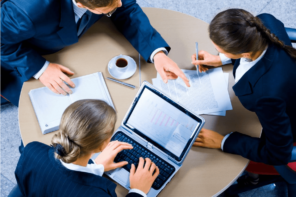 Equipo directivo trabajando alrededor de una mesa
